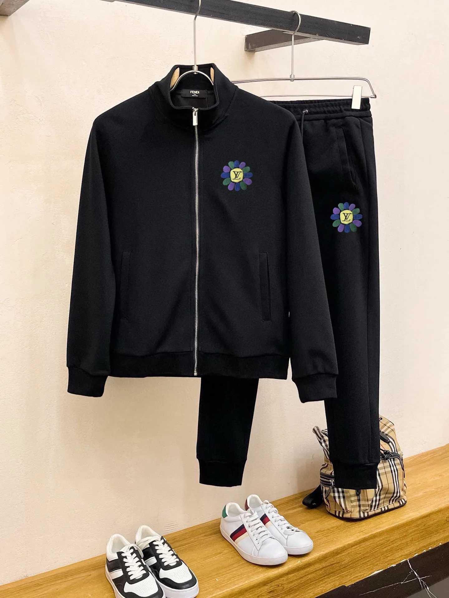🅿️420 direct batch [LV Louis Vuitton] (Fat Man Gospel) hot-selling suit is coming. Focus on the original version of the official website. 2025 new hot-selling cardigan and sweatshirt suit. The original order is the best. 🇭🇰The meticulous work of top designers. Just for a fitting and perfect upper body effect. 100% natural high-quality Roman cotton, close-fitting comfort, noble and elegant! Original hardware embodies elegance and nobility! Counter size: M-5XL (maximum wear up to 220 pounds)
